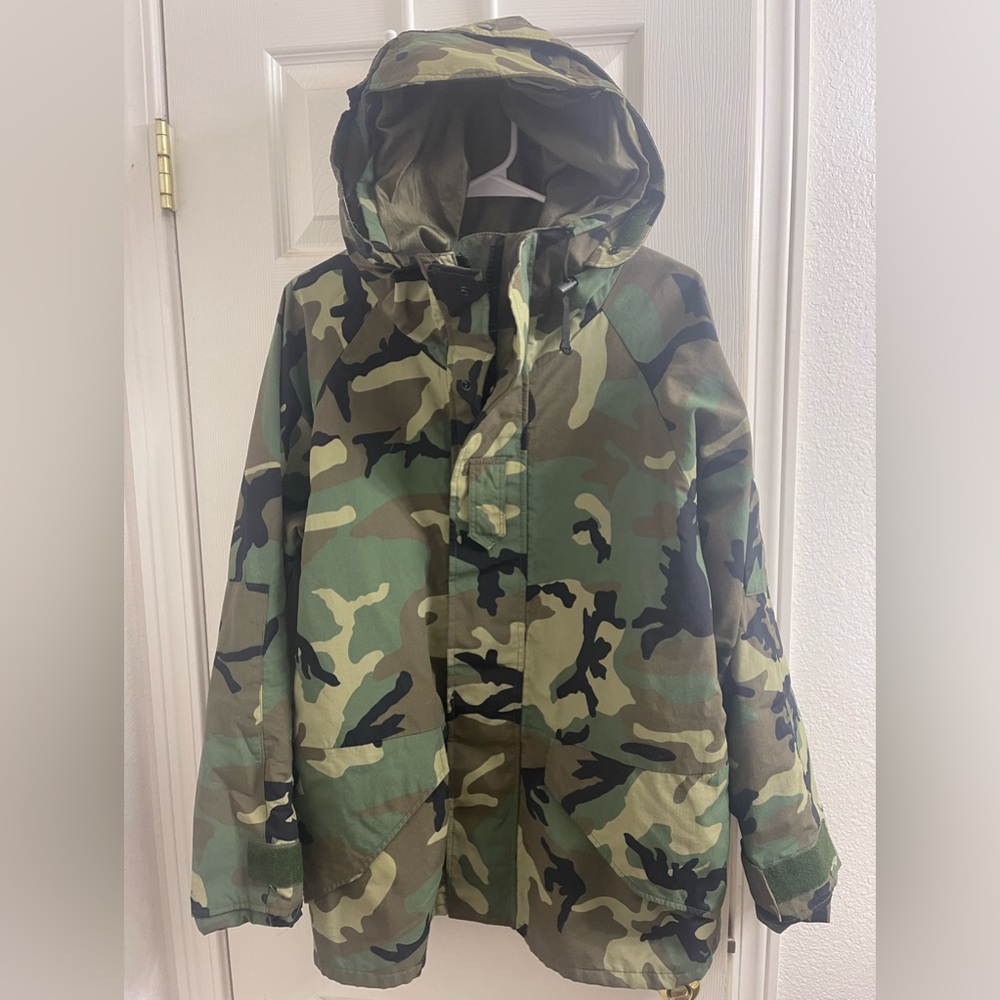 Gortex Men’s Medium Regular.